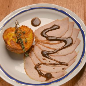Lomo a la sal con su salsa de trufa