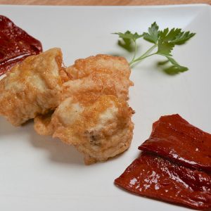 Merluza frita con pimientos asados
