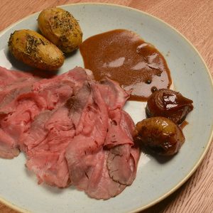 Roastbeef con su salsa, patatitas nuevas al horno
